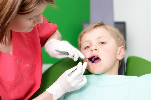 Zahn anfärben Kinderbehandlung